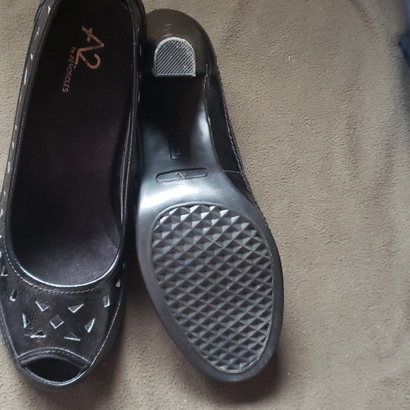 Shoes size 8 - Picture 2 of 3